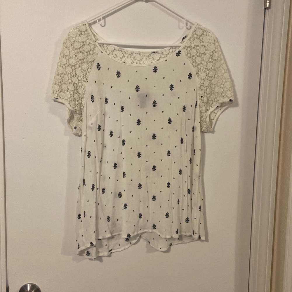 🌹- Women’s blouse with an opening in the back